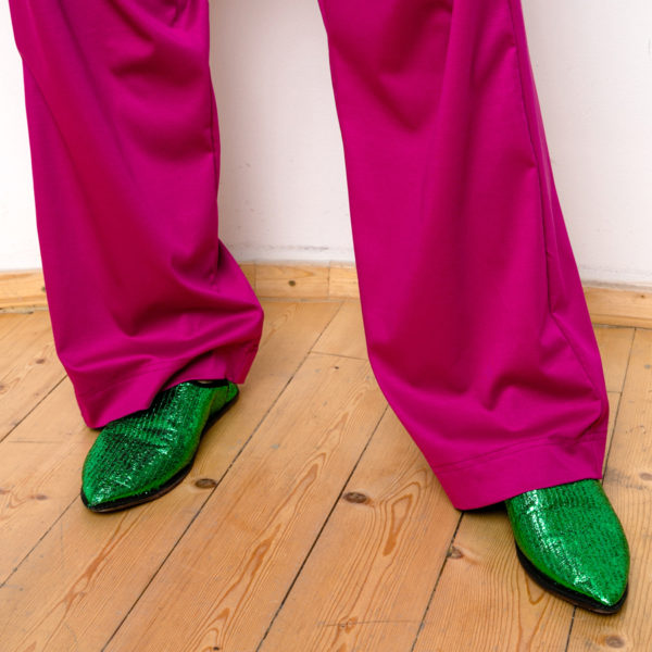 Nahaufnahme des langen, breiten Beines der Marlene-Hose in fuchsia von Stitch by Stitch