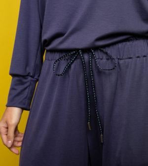 Bequeme und sehr weiche Damen-Hose mit elastischem Bund und zweifarbigem Webband zum Binden.