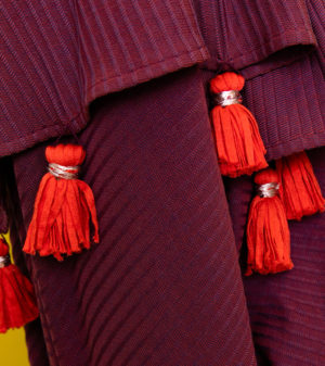 Weicher, gemütlicher Schal aus leichtem Rippstrick mit handgefertigten Troddeln von Stitch by Stitch.