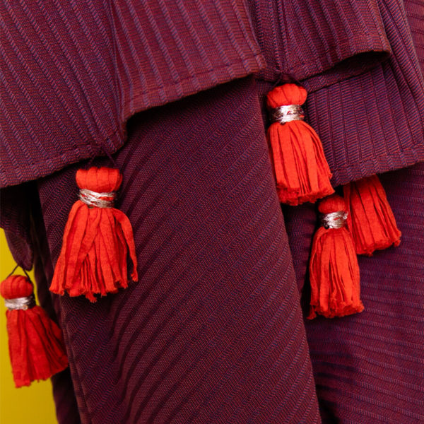 Weicher, gemütlicher Schal aus leichtem Rippstrick mit handgefertigten Troddeln von Stitch by Stitch.