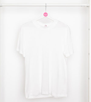 Weißes T-Shirt mit Rundhals-Ausschnitt von Stitch by Stitch auf einem Kleiderbügel hängend
